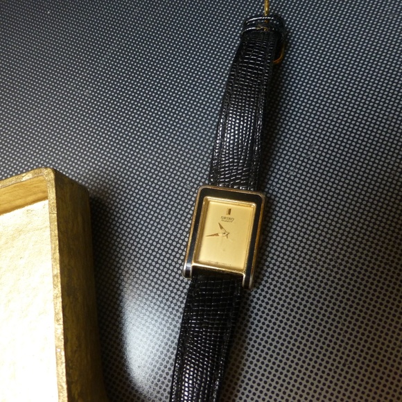 SEIKO QUARTZ WATCH GOLD FACE LIZARD BAND